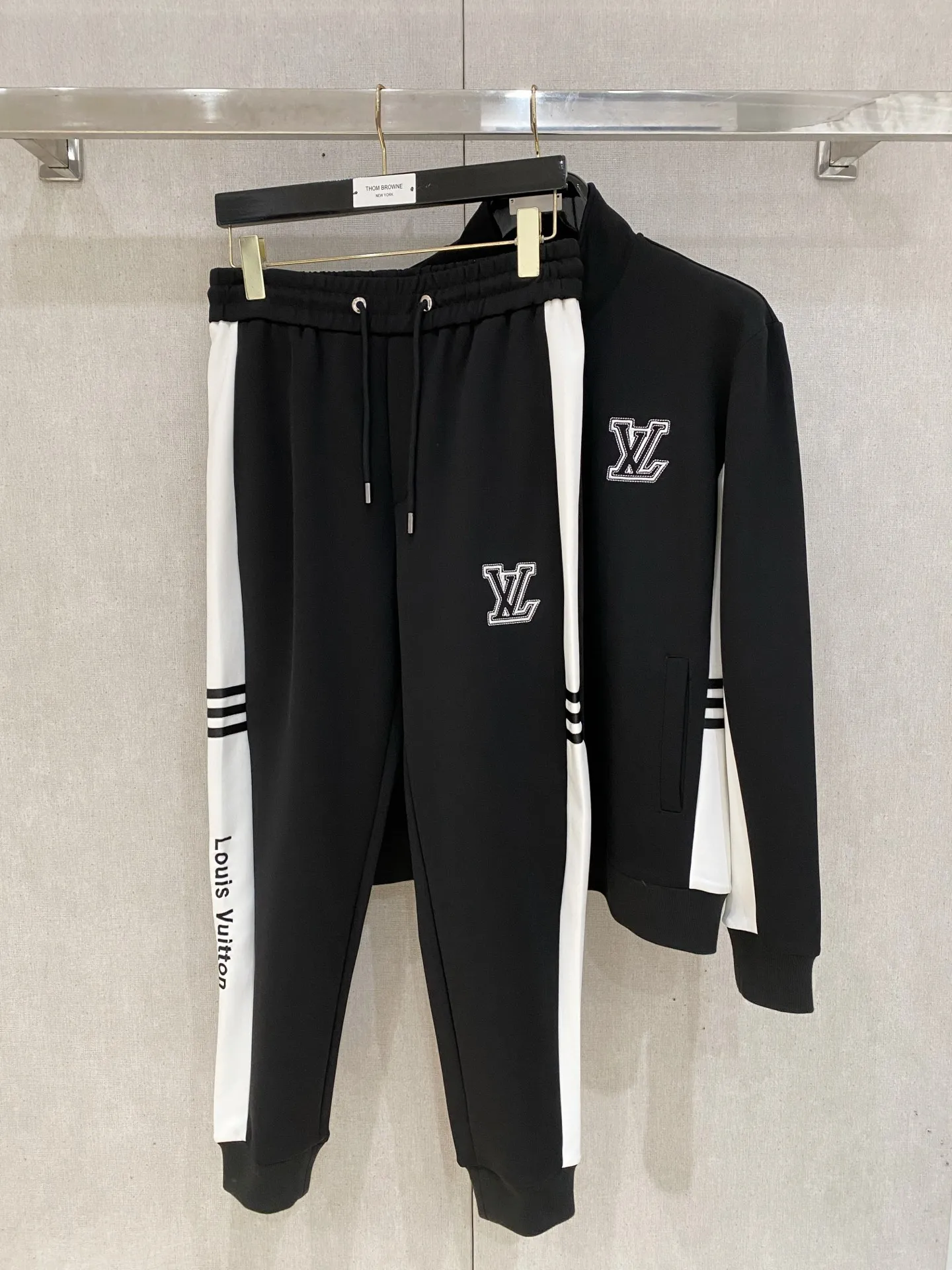 🅿️720 LV hot-selling suit is coming. Focus on the original version of the official website. 2025 new hot-selling cardigan suit. The original order is the best. 🇭🇰The meticulous work of top designers. It has a fitting and perfect upper body effect. All-natural high-quality Tencel Roman cotton 100%, close-fitting comfort, noble and elegant! Original hardware embodies elegance and nobility! Counter size: M-3XL (maximum wear up to 190 pounds)